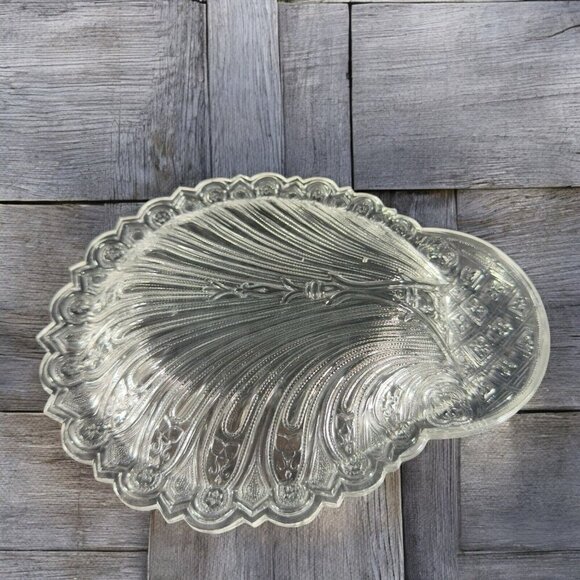 Metropolitan Museum of Art Glass Sandwich Hairpin Shell Dish Clear Pressed Glass - Picture 3 of 16
